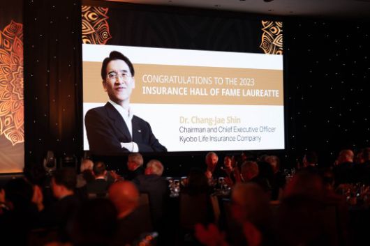 6일 저녁 힐튼 싱가포르 오차드 호텔에서 열린 '2023 글로벌인슈어런스포럼'에서 신창재 교보생명 대표이사 겸 이사회 의장이 '2023 보험 명예의 전당 월계관상' 수상자로 소개되고 있다.(2023.11.07)./사진제공=교보생명
