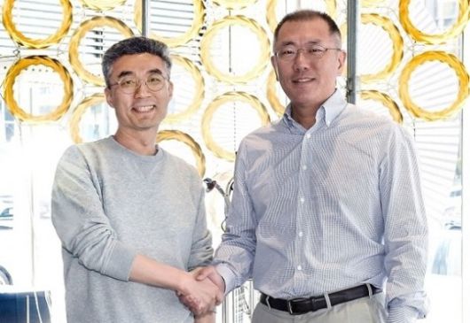 현대차 송창현 사장(왼쪽)과 정의선 회장이 2019년 4월 서울 현대모터스튜디오에서 전략투자 협약을 맺고 기념촬영을 하고 있다.