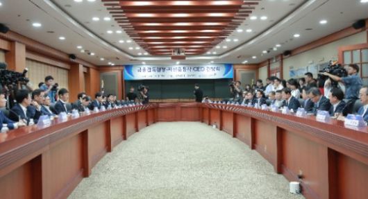 8일 여의도 금융투자협회에서 이복현 금융감독원장(왼쪽 가운데)과 자산운용사 CEO 간담회가 열렸다. 서유석 금투협회장(오른쪽 가운데)이 모두말씀을 하고 있다. / 사진제공= 금융감독원(2024.08.08)