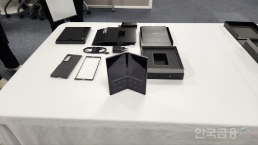 삼성 갤럭시Z폴드 SE 구성품. / 사진=김재훈 기자