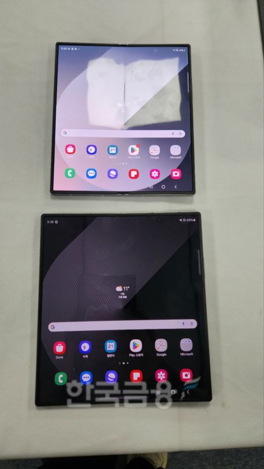 갤럭시Z폴드 SE(아래)와 전작 갤럭시Z폴드6 디스플레이 크기 비교. / 사진=김재훈 기자