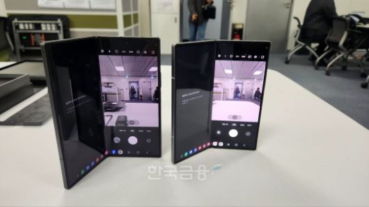 삼성전자 갤럭시Z폴드 SE(왼쪽)와 전작 Z폴드6 화면 비교. / 사진=김재훈 기자