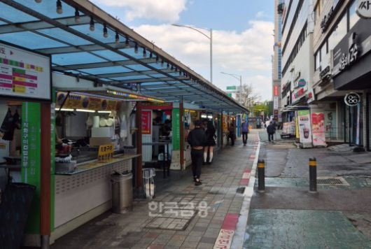 21일 오후 1시 반 무렵 서울 동작구 노량진역 '컵밥' 거리가 한산한 모습이다. / 사진=한상현 기자