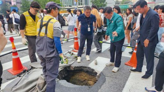▲ 박강수 마포구청장이 서교동 도로 침하 현장을 찾아 점검하는 모습. 사진제공 = 마포구청