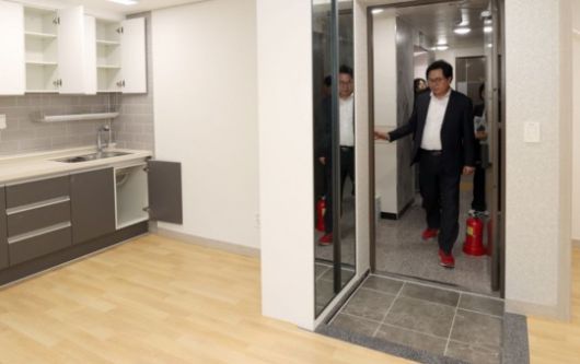 박일하 동작구청장이 지난달 30일 사당동 소재 청년 맞춤형 공공주택을 방문해 살펴보고 있다./사진제공=동작구