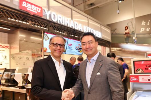 싱가포르의 페어프라이스 엑스트라 비보시티점에 오픈한 ' 롯데마트 EXPRESS'의 델리 특화 매장 '요리하다 키친'에서 악수를 나누고 있는 강성현 롯데마트·슈퍼 대표이사(오른쪽)와 비풀 차울라(Vipul Chawla) NTUC 페어프라이스 대표이사. /사진제공=롯데마트
