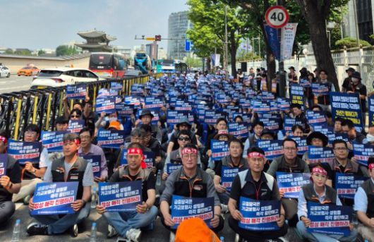 사무금융노조 소속 엠지손해보험노동조합이 29일 금융위원회 앞에서 'MG손해보험 전 직원 총파업 선포 결의대회'를 열었다. 사진=강은영 기자