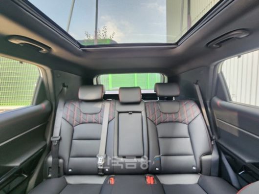 KGM 하이브리드 뒷자석 인테이러. / 사진=김재훈 기자