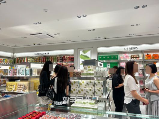 신세계면세점 11층 '테이스트 오브 신세계' 구경하는 소비자들의 모습. /사진=박슬기 기자