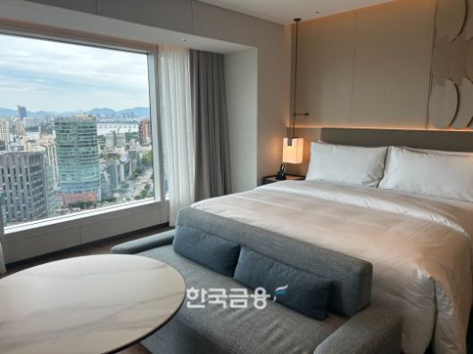 침대에서 한강과 봉은사를 한눈에 볼 수 있다. /사진=박슬기 기자