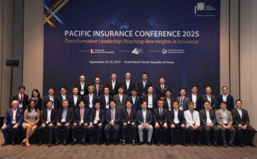 24일 오전9시 서울 그랜드 하얏트 호텔에서 열린 태평양보험콘퍼런스 2025(Pacific Insurance Conference, 이하 ‘PIC 2025’)에서 생명보험사 CEO와 권대영 금융위원회 부위원장, 윤한홍 정무위원장이 기념촬영을 하고 있다.(2025.09.24.)./사진제공=생명보험협회