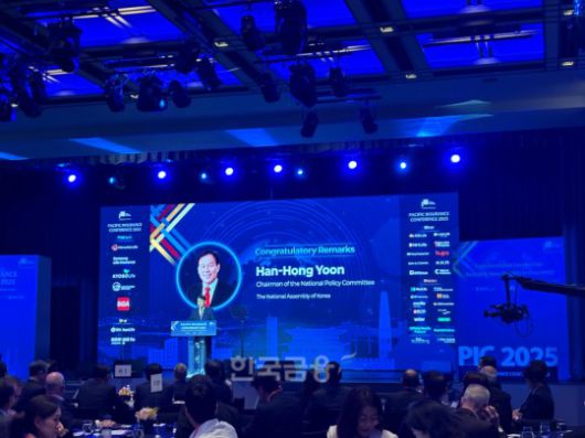 윤한홍 정무위원장이 24일 그랜드 하얏트 호텔에서 열린 '2025 태평양보험콘퍼런스'에서 축사를 하고 있다./사진=전하경 기자