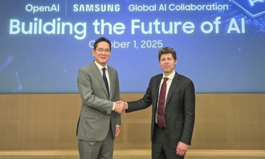 (왼쪽부터) 이재용 삼성전자 회장이 지난 10월 1일 서울 삼성전자 서초사옥에서 샘 올트먼 오픈AI 대표와 ‘글로벌 AI 핵심 인프라 구축을 위한 상호 협력 구매의향서(LOI) 체결식’에서 악수를 하고 있다. / 사진=삼성전자
