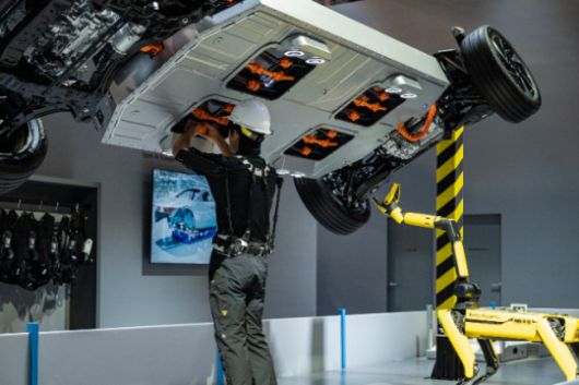 엑스블 숄더(X-ble Shoulder) 활용한 윗보기 작업 및 스팟 AI 키퍼 품질 검사 과정 시연. / 사진=현대차그룹