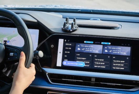 운전자가 '에이닷 오토'와 대화 나누는 모습. /사진=SKT