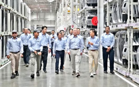 현대차그룹 정의선 회장이 기아 인도 아난타푸르공장 임직원들과 함께 생산 라인을 점검하고 있다.(앞줄 오른쪽부터 벤카데시 기아 인도공장 생산실장, 김용권 기아 인도권역 CMO, 정의선 회장). / 사진=현대차그룹