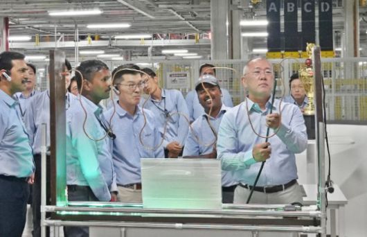현대차그룹 정의선 회장이 기아 인도 아난타푸르공장 생산 라인에 설치된 신입사원 교육훈련 장비를 점검하고 있다. / 사진=현대차그룹