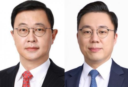 (From left) SK Vice Chairman Chey Jae-won and SK Square CEO Kim Jung-gyu. /Photo=SK Innovation, SK Square