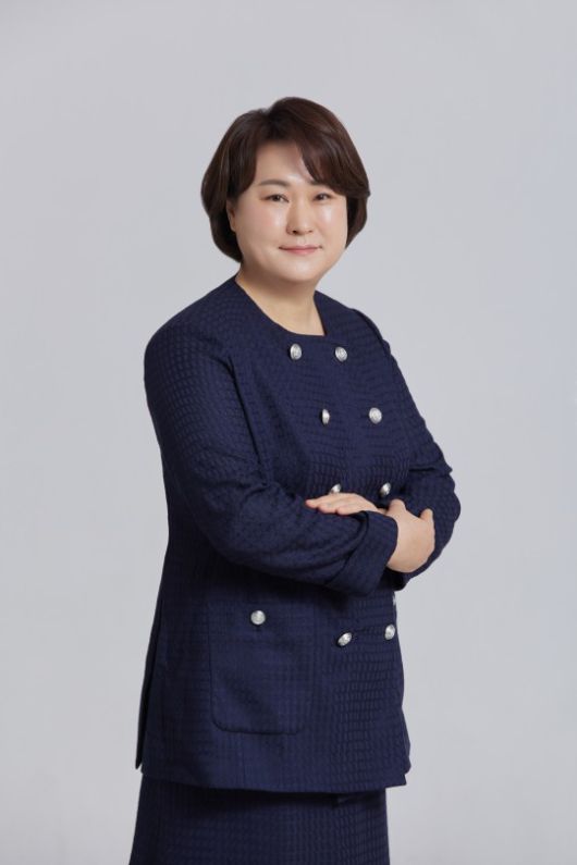 김지영 국민이주 대표가 인터뷰를 위해 포즈를 취했다.