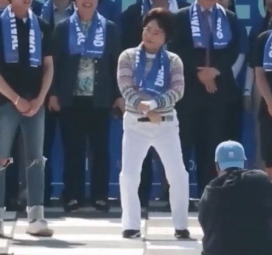 2023년 싸이의 '말춤'을 추는 이길여 총장 [온라인 커뮤니티 캡처]