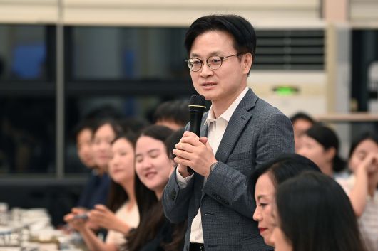 김정관 산업통상자원부 장관은 16일 세종시 장군면 한식당에서 실장급 등 간부와 산업통상자원부 출입기자 60여명이 참석한 가운데 열린 산업부 출입기자단 간담회에 참석하였다. [산업통상자원부 제공]