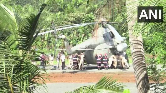 바닥에 낀 헬리콥터를 밀어내는 경찰관 및 소방관들 [ANI 캡처]