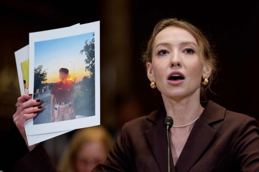 러시아에 의해 납치되어 북한으로 보내졌다고 말한 우크라이나 아동들의 사진을 들어 보이며 3일(현지시간) 워싱턴 D.C. 국회의사당에서 열린 미 상원 세출위원회 소위원회 ‘러시아의 우크라이나 아동 납치’ 청문회에서 증언