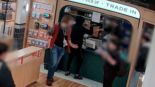 직원을 위협하는 무장강도 [The Poke Court 제공]