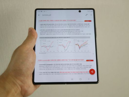 폴드2는 전작보다 개선됐지만 역시 카메라 때문에 화면에 구멍을 만들어야 했다.<사진=전자신문DB>