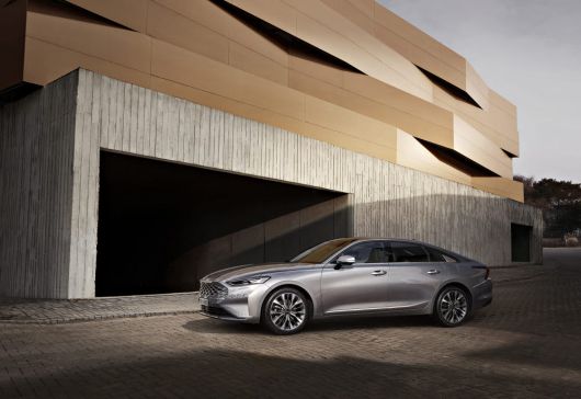 기아 새 준대형 세단 K8.