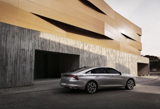 기아 새 준대형 세단 K8.