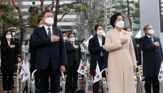 문재인 대통령과 영부인 김정숙 여사가 국민의례를 하고 있다.