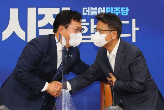 (서울=연합뉴스) 진성철 기자 = 더불어민주당 송영길 새 대표(왼쪽)가 3일 서울 여의도 국회에서 이철희 청와대 정무수석을 맞이하며 악수하고 있다. 연합뉴스