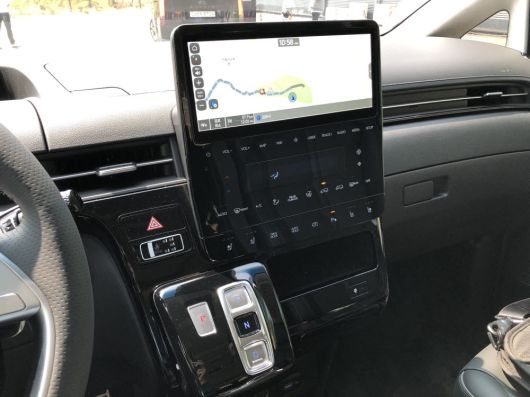 10.25인치 인포테인먼트 화면과 공조계를 일체형으로 구성해 스타리아 센터페시아. / 정치연 기자