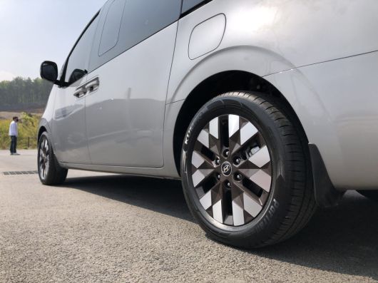 스타리아 18인치 휠과 타이어. / 정치연 기자