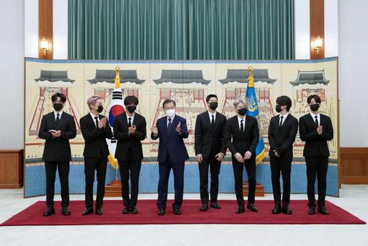 (서울=연합뉴스) 최재구 기자 = 문재인 대통령이 14일 청와대에서 열린 미래세대와 문화를 위한 대통령 특별사절 임명장 수여식에서 그룹 BTS에게 임명장을 수여하고 기념사진을 촬영하고 있다. 연합뉴스