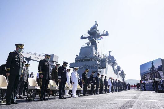 문재인 대통령이 1일 경북 포항 영일만 해상 마라도함에서 열린 제73주년 국군의 날 기념식에서 묵념하고 있다. 연합뉴스