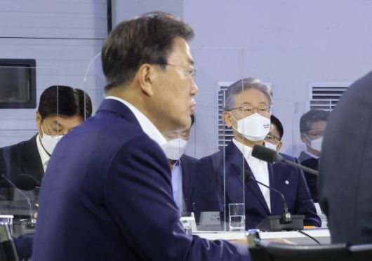 문재인 대통령이 14일 오후 세종시 정부세종컨벤션센터에서 열린 균형 발전 성과와 초광역협력 지원전략 보고행사에서 발언하고 있다. 오른쪽은 더불어민주당 대선후보인 이재명 경기도지사. 연합뉴스