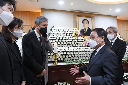 유영민 대통령 비서실장이 유족들과 대화하고 있다.