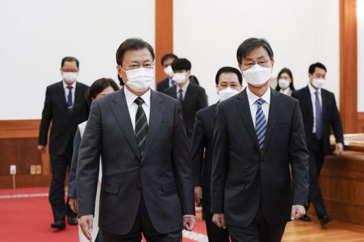 문재인 대통령이 12일 청와대에서 최재해 신임 감사원장에게 임명장을 수여한 뒤 함께 환담장으로 향하고 있다. 연합뉴스