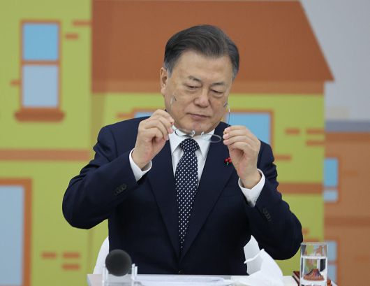 문재인 대통령이 29일 충남 공주시 공주대학교 옥룡캠퍼스에서 열린 공주대학교 부설 특수학교 설립 간담회에 참석, 안경을 고쳐쓰고 있다. 공주대학교 부설 특수학교는 장애인의 특기와 적성을 살리는 국내 첫 국립 직업 특성화 특수학교이다. 연합뉴스