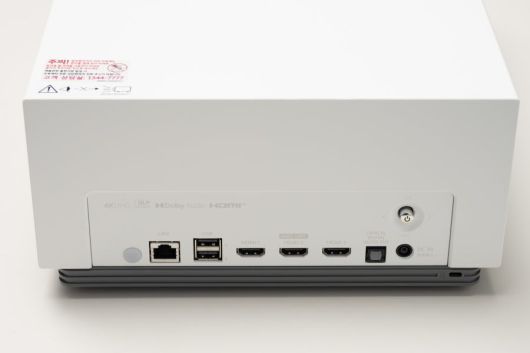 후면 단자 구성은 HU715Q 시리즈와 동일하기에 연결성은 굉장히 뛰어난 제품이다.