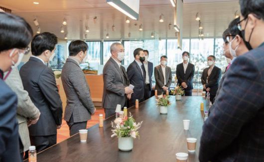 이용한 원익 회장이 원익 본사에서 임원 다과회를 진행하고 있다<사진=원익 홈페이지>