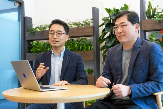 현대차그룹 커넥티드카 운용체계(ccOS) 개발을 이끌고 있는 권해영 인포테인먼트개발실장(왼쪽)과 안형기 전자개발실장이 ccOS 지향점과 개발 방향에 대해 설명하고 있다.