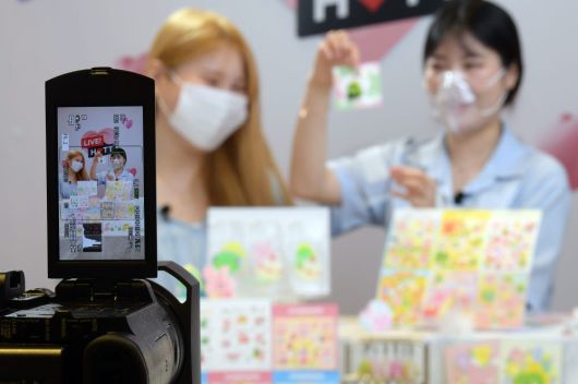 개인 작가의 작품을 구매할 수 있는 라이브쇼가 진행되고 있다.