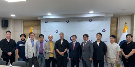 문화체육관광부가 3일 서울 중구 문체부 저작권보호과 사무소에서 방송영상콘텐츠·OTT업계 간담회를 개최했다. 간담회에 앞서 참석자들이 기념촬영을 하고 있다. 왼쪽부터 한세민 에이스토리 사장, 박태훈 왓챠 대표, 양지을 티빙 대표, 이태현 콘텐츠웨이브 대표, 송병준 한국드라마제작사협회장, 김태용 한국방송영상제작사협회장, 박보균 문체부 장관, 박종진 IHQ 총괄사장, 박원우 디턴 대표, 고중석 에그이즈커밍 대표, 이민석 와이낫미디어 대표.