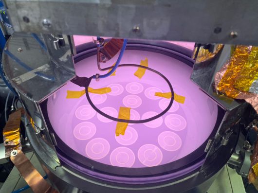 정진욱 한양대 전기공학과 교수 연구팀이 개발한 웨이퍼형 플라즈마 탐지기가 플라즈마 분포를 측정하는 모습. 주요 지점에 탐침된 센서가 플라즈마 분포, 전자온도, 이온 밀도 등 데이터를 측정한다.