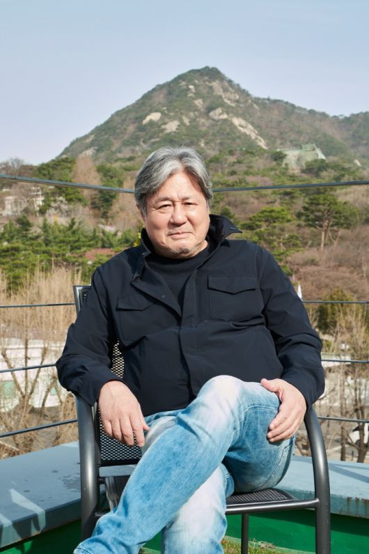 최근 서울 삼청동 카페 골목숲에서 디즈니+ 오리지널 시리즈 '카지노'의 주연 배우 최민식과 만났다. (사진=월트디즈니컴퍼니 코리아 제공)