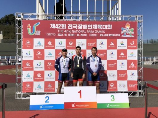 엘엔피코스메틱은 장애인 고용플랫폼 에이블업과 협업, 예술체육인재들을 직접 고용지원하고 있다.엘엔피코스메틱 메디힐 소속 장애인 사이클선수 박슬기(오른쪽).(사진=에이블업, 엘엔피코스메틱 제공)