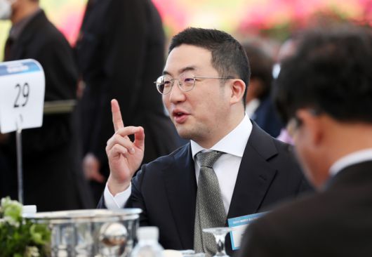 구광모 LG그룹 회장이 23일 서울 용산 대통령실 잔디마당에서 열린 ‘2023 대한민국 중소기업인대회’에서 참석자들과 대화하고 있다.  연합뉴스